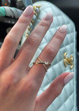 Load and play video in Gallery viewer, Crisscross Diamond Ring